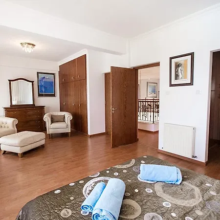 Pearl 4 bedroom villa Villa Larnaca