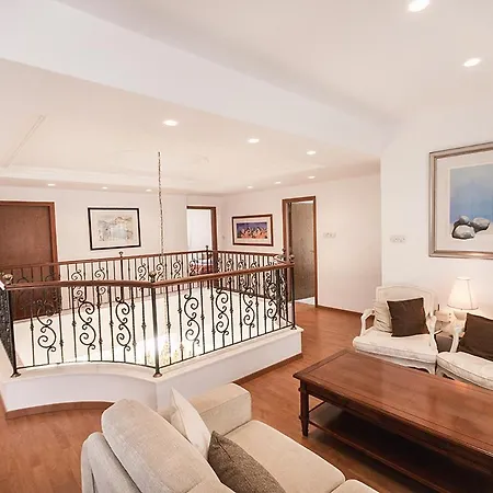 Pearl 4 bedroom villa Larnaca